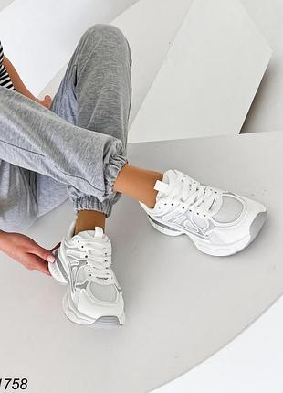 Зручні кросівки на масивній підошві