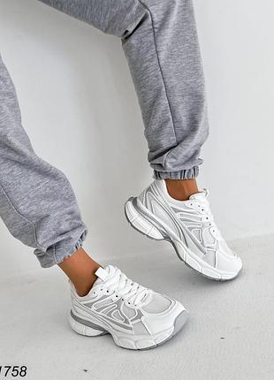 Зручні кросівки на масивній підошві