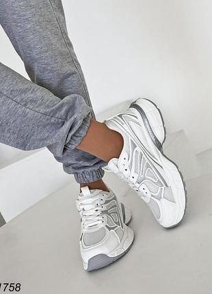 Зручні кросівки на масивній підошві