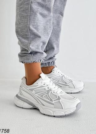 Зручні кросівки на масивній підошві