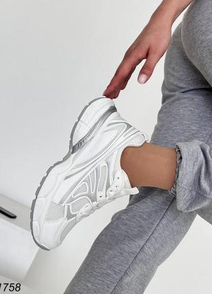 Зручні кросівки на масивній підошві