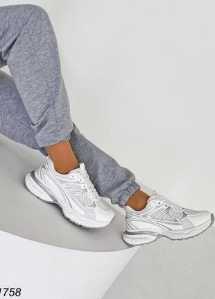 Зручні кросівки на масивній підошві