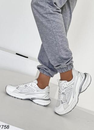 Зручні кросівки на масивній підошві