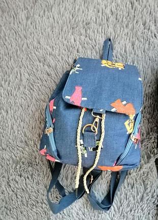 Джинсовый рюкзак с разными принтами