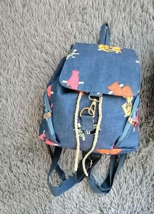 Джинсовый рюкзак с разными принтами3 фото