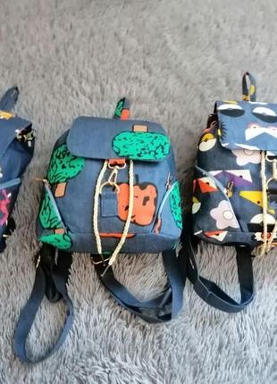 Джинсовый рюкзак с разными принтами5 фото