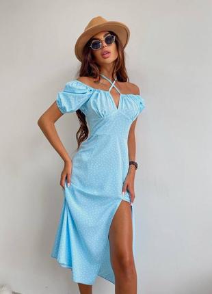 Голубое платье с разрезом в горох