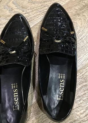 Нові лакові туфлі