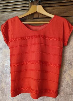 Яскрава футболка з тесьмою