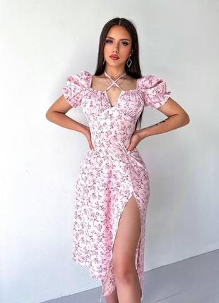 Платье в самых трендовых цветочных принтах лето 2023 розовое длинное с вырезом на ноге4 фото
