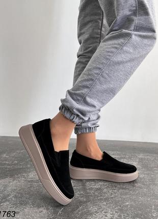 Женские черные слипоны из натуральной кожи на бежевой подошве