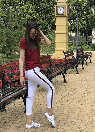 Белые джинсы брюки