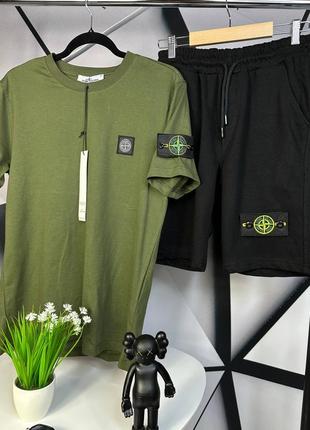 Набір stone island футболка кольору хакі, з лого та патчем та чорні шорти з патчем