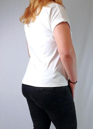 Жіноча футболка однотонна великий розмір молочного кольору з манжетами2 фото