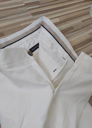 Белые хлопковые укороченные брюки - чинос5 фото