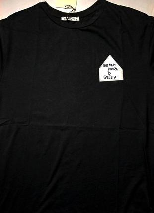 Молодежная женская футболка черного цвета с надписью на спине2 фото