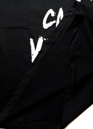 Молодежная женская футболка черного цвета с надписью на спине8 фото