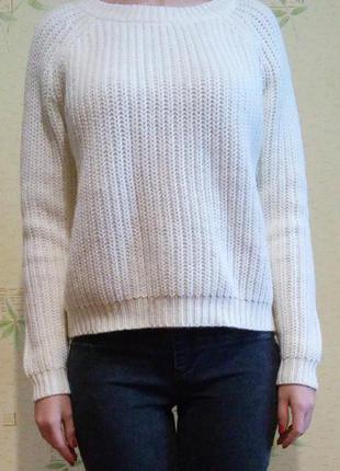 В'язаний светр молочного кольору.