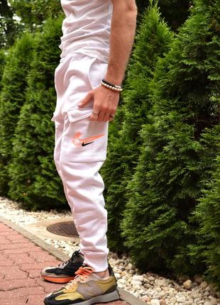 Чоловічі білі штани nike pant cargo air print на флісі5 фото
