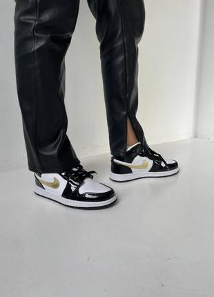 Женские кроссовки nike air jordan 1 retro mid patent golden black7 фото