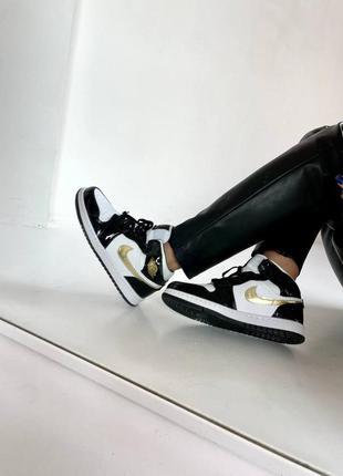 Женские кроссовки nike air jordan 1 retro mid patent golden black6 фото