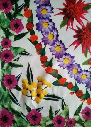 Очень красочный платок в цветы, 70х70 см.