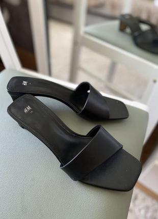 Актуальні шльопанці з плоским каблуком