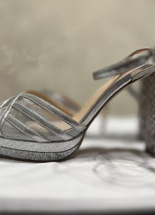 Босоніжки  нові сріблясті р. 41