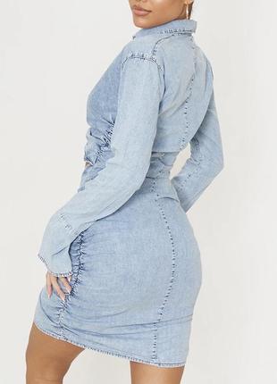 Светоголубое джинсовое платье с вырезом4 фото