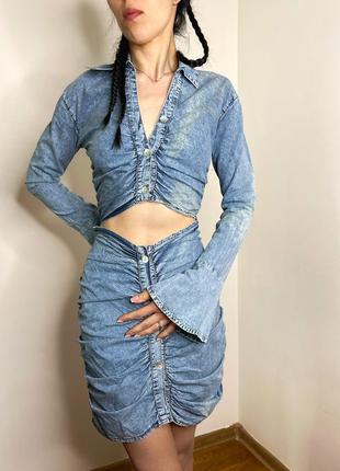 Светоголубое джинсовое платье с вырезом2 фото