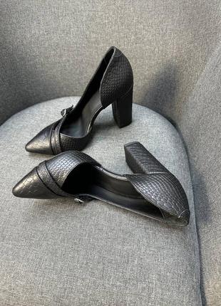 Черные туфли лодочки из кожи с тиснением под рептилию2 фото