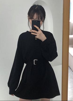 Черное платье-свитшот с поясом oversize кроя