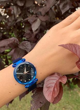 Женские шикарные блестящие часы на магните синие1 фото