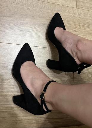 Туфлі замшеві чорні з ремінцем3 фото