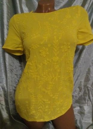 Блуза жовтого кольору з вишивкою f&f.