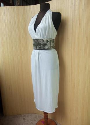 Белое платье с открытой спиной с поясом