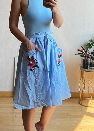 Koton юбка миди натуральный хлопок на завязках с карманами ниже колена голубая аппликация вышивка цветы