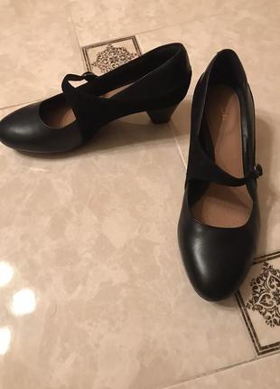 Чорні шкіряні туфлі clarks  дуже зручні9 фото