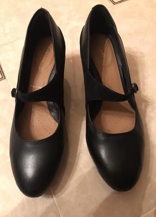 Чорні шкіряні туфлі clarks  дуже зручні3 фото