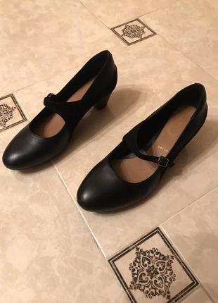 Чорні шкіряні туфлі clarks  дуже зручні6 фото