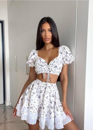 Костюм в квітковий принт спідниця з воланами та топ