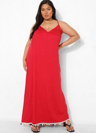 Червона вільна максі-сукня з кольоровими помпонами