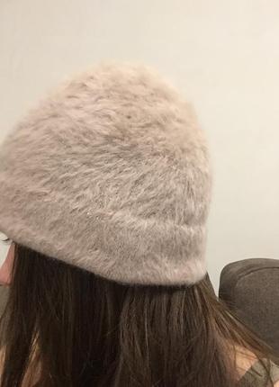 Бежевая шапка