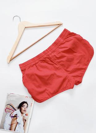 Женские короткие красные шорты свободного кроя с карманами на резинке и завязках2 фото
