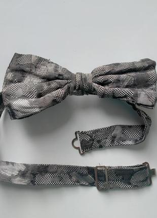 Серая бабочка