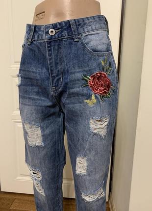 Жіночі джинси мом вишиті з вишивкою квітковий принт подерті моми2 фото