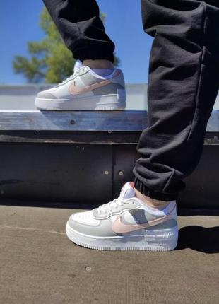 Модні, класичні кросівки найк форс nike air force 1 shadow white grey pink сіро-рожеві8 фото