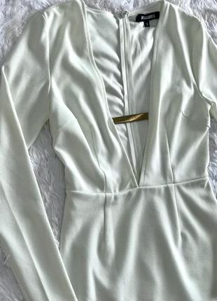 Стильное белое платье missguided с золотой вставкой и имитацией запаха4 фото