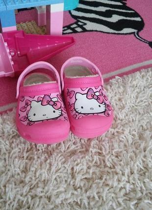 Клоги крокси шлепанцы с мехом сабо crocs hello kitty2 фото