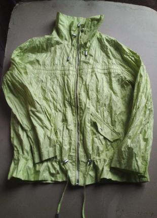 Яркая фирменная  ветровка
